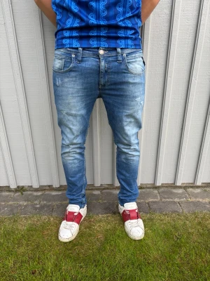 Replay jeans – W33 – slim fit - Säljer ett par snygga Replay-jeans i storlek 33. Tvättad blå denim med snygga slitagedetaljer och modern passform som smalnar av nedtill. Jeansen är mjuka och bekväma med stretch för bra komfort.  ✅ Storlek: 33 ✅ Märke: Replay ✅ Färg: Blå tvättad denim ✅ Passform: Slim/Tapered ✅ Bra begagnat skick – inga hål eller större skador (lite smått smutsiga på vissa ställen men går säkert bort i tvätten)