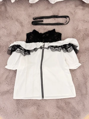 Ma*rs jirai kei blus - Kortärmad blus från Ma*rs, perfekt för jirai kei. Öppnar axlar med spets krage och drag kedja. Blusen i sig är i nyskick, men kom utan charmen till dragkedjan så jag har ersatt den med en annan!