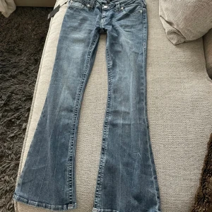 True religion bootcut Low waist jeans - Ett par helt nya super snygga true religion jeans. I butik/online kostar de ca 1399-1599 men jag säljer för 599. De är Lågmidjade och bootcut.💕De har blivit använda en gång. 