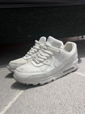 Nike Air Max 90 vita sneakers - Säljer ett par klassiska Nike Air Max  i rätt bra skick, fräscha men rengörs ytteligare innan postning endast haft i cirka 3 månader, tveka inte på att skriva vid intresse!