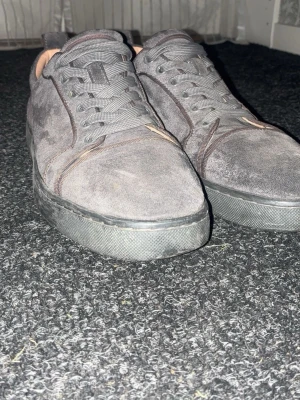 Loubs grå - Köpte dessa loubs. Här ifrån Plick för 2 månader sen har länsat på dom. Storlek 42 kan tänka mig gå ner i pris. Box följer med hör av er vid frågor