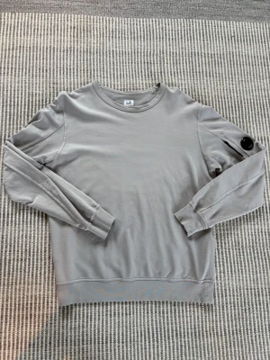  C.P. Company tröja  - Säljer en riktigt fett cp company tröja i ett väldigt bra skick använd fåtal gånger. 100% äkta ny pris ligger runt 2500 vid mer frågor skicka till mig🍾