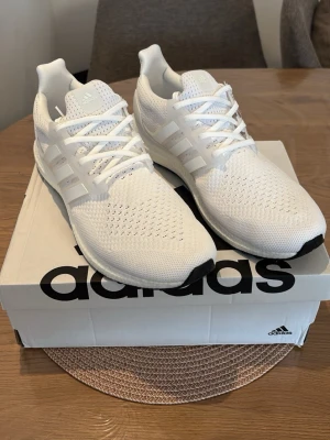 Adidas Ultraboost 1.0 - Adidas Ultraboost 1.0, Skick: 10/10 – helt oanvända, kommer med originalbox. Vid frågor eller intresse, skicka gärna ett DM.