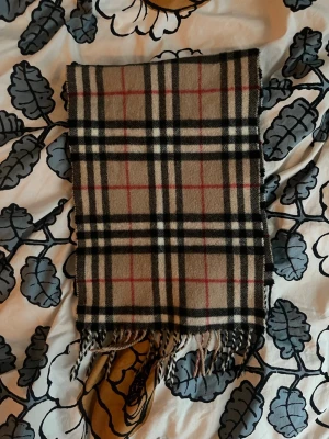 Burberry Halsduk - Säljer en kashmirhalsduk från burberry, väldigt fint skick och inga defekter. Skriv vid frågor eller funderingar!
