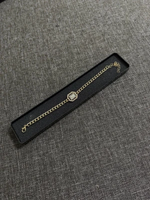 Guld Armband - Armbandet är helt nytt och har aldrig varit använd. Rostfritt stål färgen går inte bort. Den är även justerbar så du kan justera den efter din storlek på armen.