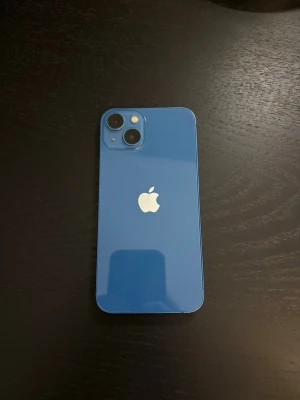 iPhone 13  - iPhone 13 (256 GB) i mycket gott skick och fullt fungerande utan några problem. Mobilen är helt felfri i funktion och alla delar är original.  Ingen spricka på vare sig fram- eller baksida. Det finns några mindre kosmetiska märken på kanterna, men inget som påverkar funktion.  Pris: 2000kr