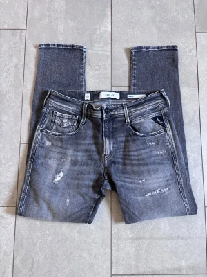 Slitna Replay Anbass Jeans - Slitna eftertraktade Replay Jeans - W30 L30 - Skick 10/10 - hör av dig vid minsta fundering!