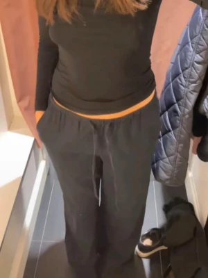 Linnebyxor - Gina Tricot  - Svarta linnebyxor från Gina Tricot. Bra skick, inga defekter, väldigt bekväma och perfekt inför sommaren!