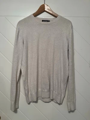 Dressman bomullströja - En stilren ljusbeige tröja från Dressman tillverkad i ett tunt, mjukt material som känns skönt mot huden. Perfekt för lager på lager och enkel att matcha med olika outfits. Den har inga defekter så super bra skick!