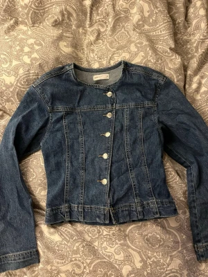 populär Mörkblå jeansjacka/ topp - jätte snygg jeans topp/jeans jacka från gina storlek xs men skulle säga att den passar s också 💕💕