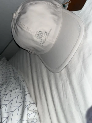 Loro piana keps  - Jätte snygg vit loro piana keps helt ny. Pris kan diskuteras och kan mötas upp i Sthlm 