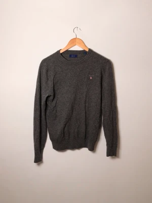Gant tröja  - Stickad gant tröja, Storlek XS, Slimfit, Skick 8/10.  Hojta till vid frågor eller funderingar så besvarar vi dig snabbt och professionellt.  /Team Trovata 💛 