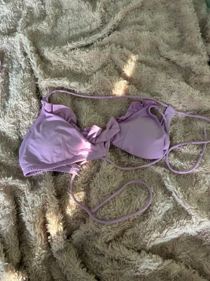 Supersöt lila bikini  - Supersöt lila bikini från Lindex i storlek S men skulle säga att överdelen passar xs med. Den är i bra skick förutom att det är missfärgning som inte går bort på trosorna men den är tvättade såklart.