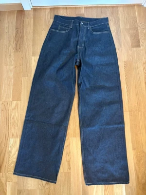 1981m acne studios raw denim jeans - Säöjer dessa 1981m acne studios jeans i raw denim. Jeansen har baggy/loose fit och är i mycket bra skick. Storlek 46. Accepterar lägre erbjudanden.
