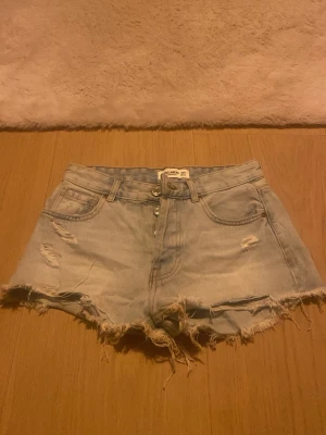 Ljusblåa jeansshorts Pull&Bear - Säljer ljusblå jeansshorts från Pull&Bear i bra skick💕