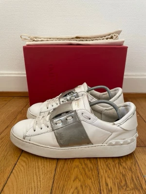 Valentino open sneakers  - Säljer nu dessa fina valentino skor | Storlek 39 | Använt skick men fortfarande fina | Hör gärna av er vid frågor eller funderingar 