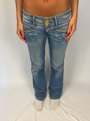 Lågmidjade Jeans - Lågmidjade Pepe Jeans | Size: 30/32 | Bra skick, OBS litet hål (bild 4) går att ordna hos skräddare innan frakt! | Modellen på bilderna är 168cm lång och väger 60kg | Mått: Ytterbenslängd: 98cm. Midjebredd: 45cm. Lårbredd: 28cm. Fotöppning: 23cm. Kontakta mig vid fler frågor eller funderingar!