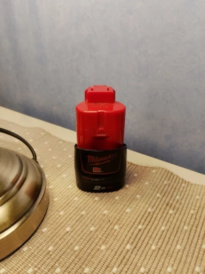 Milwaukee M12 RedLithium 2.0Ah batteri - Säljer ett Milwaukee M12 RedLithium batteri med kapacitet på 2.0Ah. Batteriet är kompakt och har en röd och svart design i plast. Perfekt för olika elverktyg och laddas snabbt. Passar till Milwaukee M12-serien. Batteriet fungerar utmärkt. 