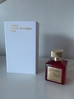 Maison Francis Kurkdjian Baccarat Rouge 540 - Lyxig parfym från Maison Francis Kurkdjian, Baccarat Rouge 540. Flaskan är fyrkantig i röd glas med guldfärgat lock och etikett. Kommer i elegant vit kartong med guldfärgad text. En ikonisk doft som verkligen sticker ut.