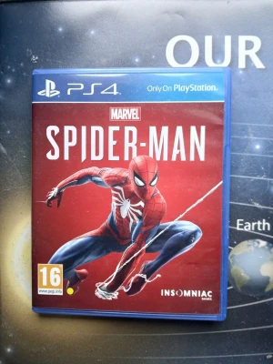 Marvel's Spider-Man till PS4 - Säljer Marvel's Spider-Man till PlayStation 4. Spelet kommer i ett blått plastfodral med röd framsida och vit text. Omslaget har en bild på Spider-Man i sin klassiska dräkt. Skivan är i standardformat för PS4.