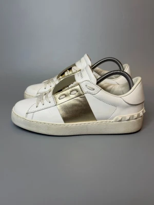 Valentino Skor - ‼️VI TAR EJ BYTEN‼️ Valentino sneakers | Skick: 9/10 | Storlek 35 | Fraktar inom 24H efter köp på köparens bekostnad 📦💨 | Hör av dig vid minsta fråga eller fundering 