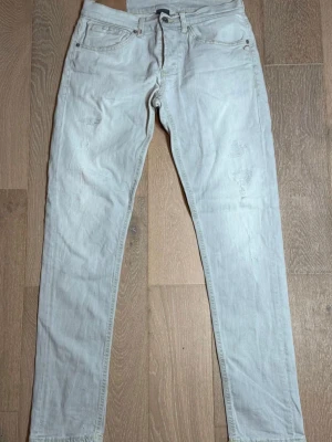 Dondup jeans vita - Säljer ett par vita dondup jeans i väldigt bra skick   De öron storlek W/L - 30 Dessa är hyfsat svåra att få tag på i denna färg, väldigt eftertraktade + de är väldigt trendiga! Självklart äkta ✅nypris ~3600kr