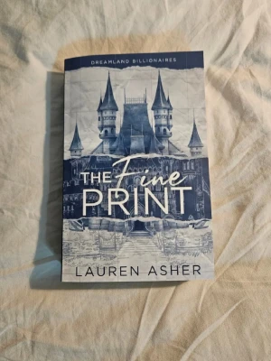 The Fine Print av Lauren Asher - Jag säljer denna moderna och populära booktok bok. Detta är första boken i Dreamland Billionaires serien av Lauren Asher. Nypris runt 150 kr. I mycket bra skick förutom en liten skavkant (se sista bilden), endast läst en gång. 