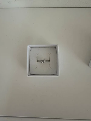 Caroline Svedbom ring - Silvrig Caroline svedbom ring. Super fin till båda vardag och lite festligare tillfällen. Helt ny och säljer för att jag har bytt till guld🥹🥰Pris kan diskuteras!