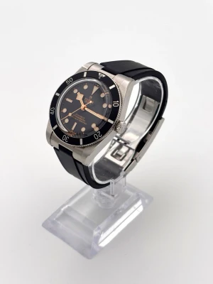 Tudor Black Bay 54 - • Modell: Tudor Black Bay 54 • Storlek: 37 mm • Referens: 79000n • År: 2024 • Skick: Bra • Medföljer: Fullset + Kvitto