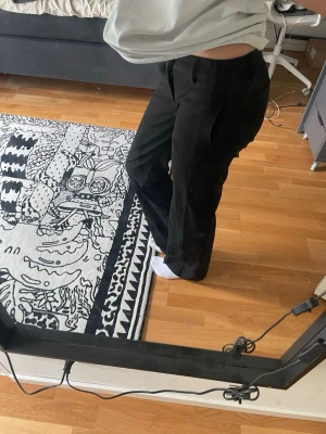 Svarta raka kostymbyxor - Kostymbyxor från bershka! Lite småhåriga men försvinner med roller!