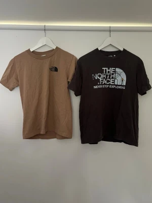 2-pack The North Face t-shirts - Säljer två snygga t-shirts från The North Face. En small och en medium. 