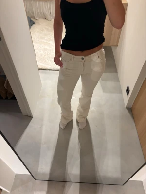 Vita raka jeans med hög midja - Säljer ett par creme vita jeans med rak passform och mid waist. Klassisk femficksmodell med knapp och dragkedja framtill. Taggen baktill har gått av i tråden men inget som syns när man bär dem🌸