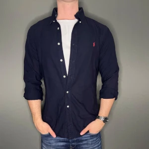Ralph lauren skjorta  - Hej säljer nu min fina Ralph lauren skjorta i storlek M. Den är i nyskick och kommer vara otroligt snygg nu i vår och framåt sommaren. Nypris cirka 1600kr! 
