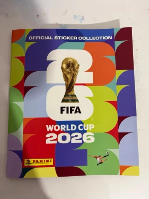 Panini FIFA World Cup 2026 album - Samlaralbum för klistermärken från Panini till FIFA World Cup 2026. Färgglad framsida med officiell logga och VM-pokalen i guld. Perfekt för dig som vill samla och byta stickers inför fotbolls-VM. Ett litet album har 7 st kort i sig, totalt köpt 10 st st album 70 st 29,90 kr. Sedan köpt startar kit med albumet och 5 album för 159,90 kr