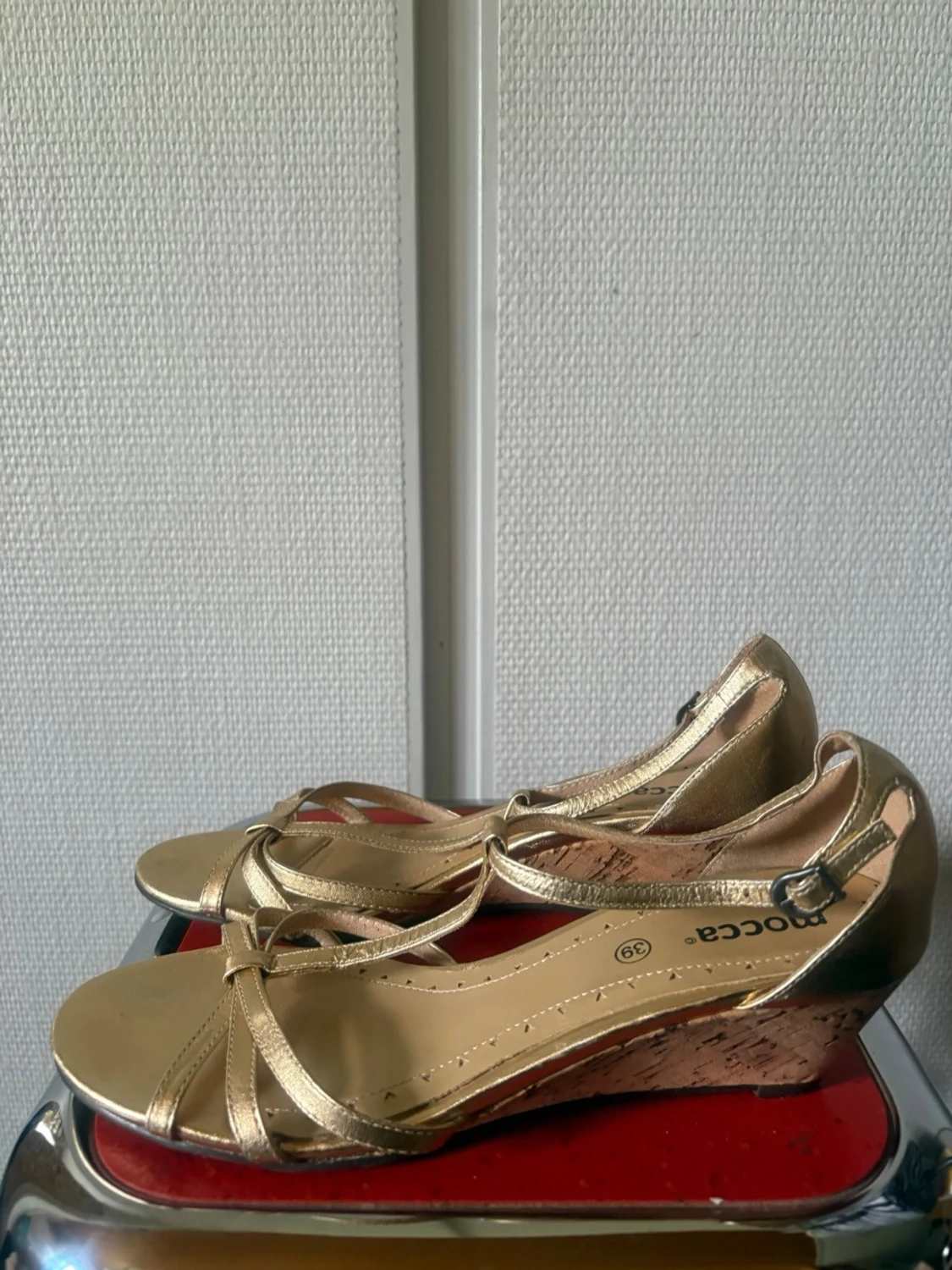 Guldiga pumps från Mocca - 3