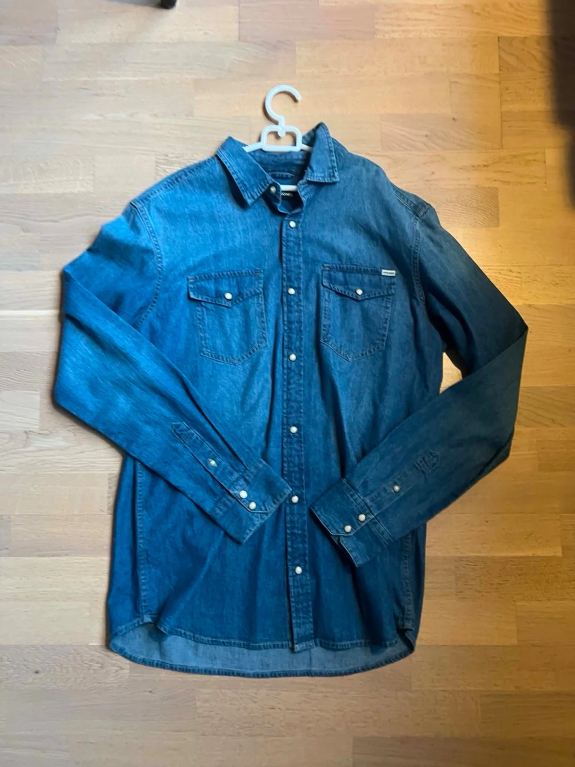 Blå jeansskjorta från Lee