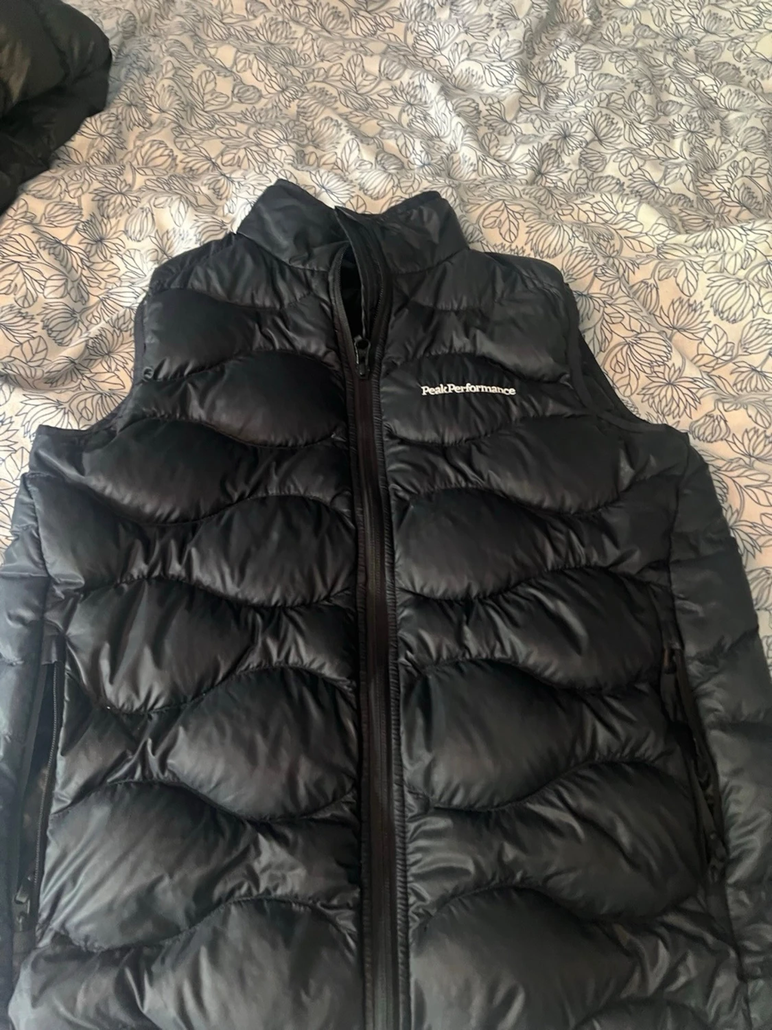 Peak performance svart väst storlek 160