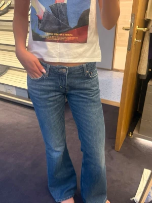 Blå bootcut jeans  - Säljer dessa snygga lågmidjade jeans från weekday i super bra skick! Storlek W28 L34