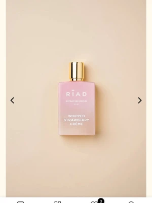 Riad Whipped Strawberry Crème parfym - Säljer en parfym från Riad med doften Whipped Strawberry Crème. Flaskan är ljusrosa med en elegant, fyrkantig form och har ett guldfärgat lock. Perfekt för dig som gillar söta och fruktiga dofter. Flaskan är i glas och har en modern design.