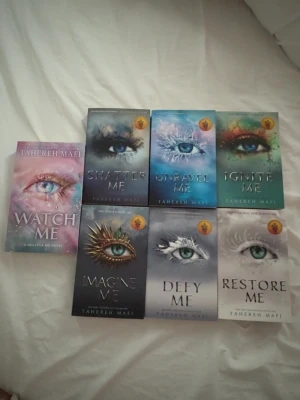 Shatter me HELA BOKSERIEN  - Säljer hela shatter me bokserien för 450kr, 4 av böckerna är i helt nytt skick och den andra är o mycket bra skick 