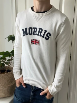 Morris tröja stickad  - Morris tröja stickad, notera att det är en svart tröja under. Inga defekter! Modellen i bilderna är 180 cm 75 kg och bär Storlek M , Kom med frågor! 🌟 (Kan gå ned i pris vid köp av paket 😉) 