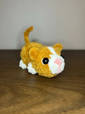 Virkad katt - Virkad liten katt, cirka 9cm lång☺️Kan virkas i andra färger om det önskas💗
