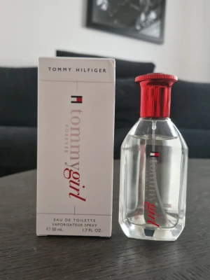 Tommy Hilfiger - Tommy Girl Forever EdT 50ml - Köpt på Zalando för en vecka sedan. Fräsch blommig doft.