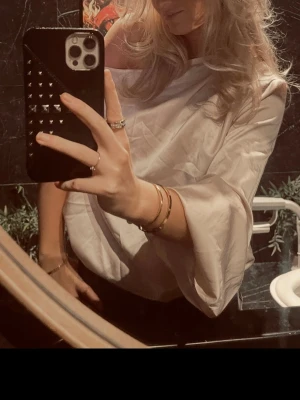 Ljusbeige topp med vida ärmar - Trendig ljusbeige topp med vida trekvartsärmar och snygg drapering. Perfekt för dig som gillar en stilren och chic look. Tunn och lätt i materialet, passar till många outfits.