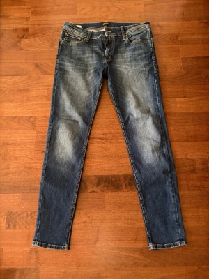 Blå slim fit jeans - Snygga blå slim fit jeans från jack & jones. Storleken är 34/32 som vissas på bild nmr 3. 