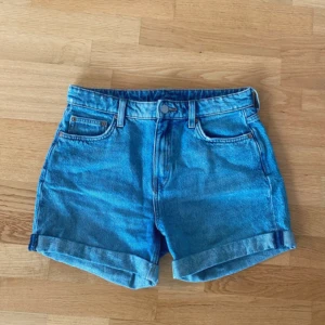 Weekday shorts - Klassiska blå denimshorts med hög midja från Weekday i modell Lo strl 36🌸