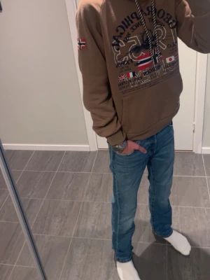 Levis Jeans  - Blåa Levis 501 Jeans, väldigt stiliga för en avslappnad stil. Passar till allt då blå är en väldigt naturell färg. Perfekt inför varmare väder med enbart T-shirt. Väldigt stilrena och grish. Storlek 29/32. Nypris ca 1150kr. Pris kan diskuteras 