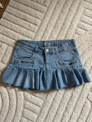 Volang jeanskjol- INTRESSEKOLL - Supersöt low waist ljusblå jeanskjol som jag har sytt! Den är inte helt klar än, ska klippa bort lite trådar och så! Vill se hur intresset är, kom gärna med egna prisförslag. Skriv för fler bilder eller vid frågor!💗 Står ingen storlek men passar mig som brukar ha S, jeans tyget är även väldigt stretchigt!