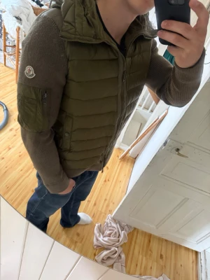 Olivgrön Moncler cardiganjacka - Snygg olivgrön cardiganjacka från Moncler, storlek L i nyskick