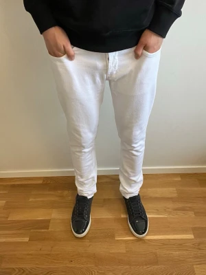 Dondup George Jeans - Tja, säljer nu dessa tvärfeta dondup George jeans i den nyaste årsmodellen! Extremt fint skick med inga defekter. Nypris cirka 4000kr, säljs för 999kr. Midja 41cm, längd 102,5! Hör av er vid fler frågor🤝